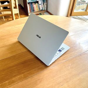 Das Gehäuse des 1-kg-Notebooks besteht aus einer Magnesium-Aluminium-Legierung. Eine Keramik-Beschichtung schützt das Material vor Kratzern.(Bild:  Vogel IT-Medien)