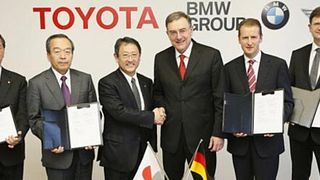 Die Verantworlichen beider Marken teilen strategische Visionen. Deshalb vertiefen sie die Zsuammenarbeit beider Marken. Im Bild v.l.n.r. Senior Managing Officer Yasumori Ihara (TMC), Vice Chairman Takeshi Uchiyamada (TMC), President Akio Toyoda (TMC), Vorstandsvorsitzender Dr.-Ing. Norbert Reithofer (BMW), Entwicklungsvorstand Herbert Diess (BMW), Leiter Produktlinie kleine, mittlere Modellreihen Klaus Fröhlich (BMW) (Foto: Toyota)