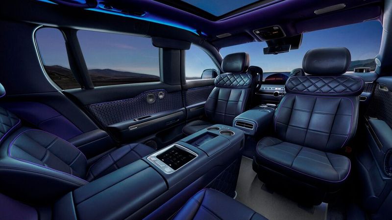 Zwischen den hinteren Einzelsitzen erhebt sich eine breite Mittelkonsole mit Touchscreen. (Bild: Genesis)