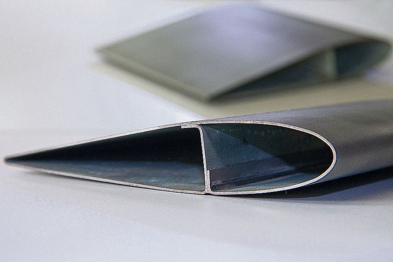 Technologiedemonstrator: Das Rotorblatt aus 1,0 mm Stahlblech mit integrierter, gekanteter Verstärkung wurde mit einem Öl-Wasser-Gemisch in seine endgültige Form gebracht. (Bild: Fraunhofer-IWU)