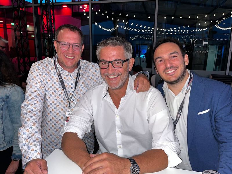 Das schönste Lächeln des Abends haben (v. l.) Stefan Knerrich, Dieter Rahe und Ivan Gairin, APC. (Bild: Vogel IT-Medien GmbH)