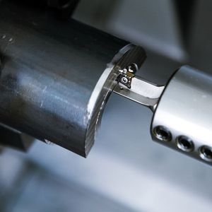 Ein Drehwerkzeug der neu für ISO-P-Stähle optimierten Ecocut-Serie von Ceratizit bei der Arbeit. Die Zerspanungswerkzeuge halten nun länger durch oder können mehr leisten, heißt es.(Bild:  Ceratizit)