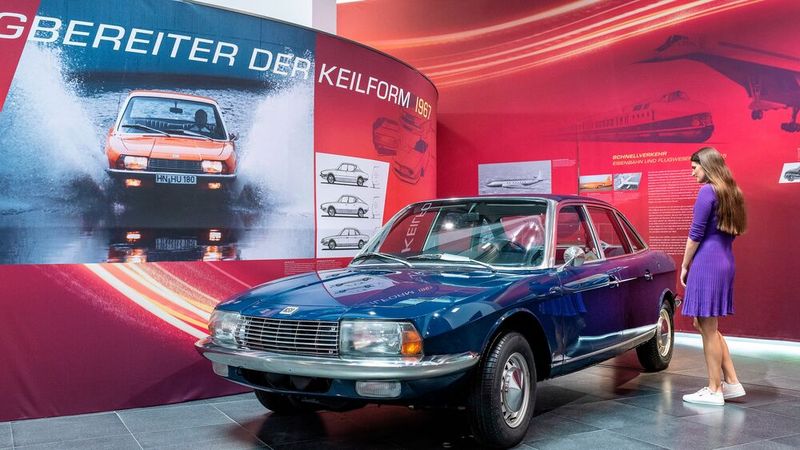 Disruptiv und damals heftig diskutiertes Design: Der NSU Ro 80 fuhr 1967 dem Zeitgeist voraus und scheiterte. Als eines von wenigen Serienfahrzeugen hatte er einen Wankelmotor mit einer Leistung von 115 PS (85 kW). Das „Ro“ im Namen steht für „Rotationskolben“. Ein Kernproblem war der unverhältnismäßig große Kraftstoffverbrauch. In einem Bericht von 1968 wurde ein Testverbrauch von 19,6 l/100 km ermittelt. (Bild: Audi)