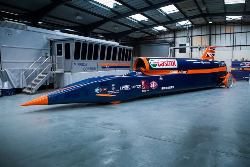 Das Bloodhound Super Sonic Car ist ein Raketenauto, mit dem in Südafrika ein neuer Landgeschwindigkeitsrekord von 1609,344 km/h aufgestellt werden soll. An der Entwicklung des Fahrzeugs waren u.a. der Technologiekonzern Lockheed Martin und der gegenwärtige Landgeschwindigkeits-Weltrekordinhaber Andy Green beteiligt. Das Fahrzeug besitzt zwei übereinanderliegende Triebwerke: Ein Raketentriebwerk mit ca. 130 kN Schub und ein Eurojet EJ200 aus dem Eurofighter, welches etwa 90 kN leistet. Das Projekt soll helfen, in England Schüler für technische Berufe zu begeistern. (Stefan Marjoram/BloodhoundSSC)