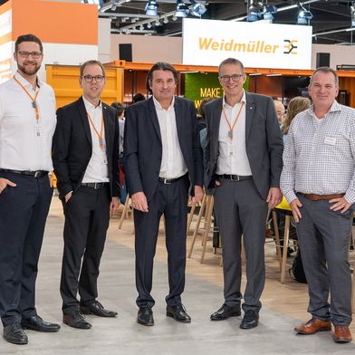 v.l.n.r.: Sebastian Stelzer, Group Lead Product Management Industrial Ethernet (Weidmüller); Dr. Björn Griese, Head of Product Security (Weidmüller); Christian Pellkofer, Manager System Engineering OT/IoT (Fortinet), Dr. Thomas Bürger, Executive Vice President Automation Products and Solutions (Weidmüller); Roland Renner, Business Development Manager- Operational (Fortinet) verkünden die Partnerschaft auf der SPS in Nürnberg. (Bild: Weidmüller)