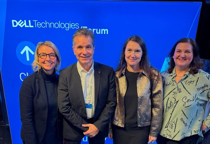 Große Wiedersehensfreude bei Stephanie Steen (l.) und Lilli Kos (r., beide IT-BUSINESS) mit Robert Laurim und Petra Kruis von Dell (Bild: Christine Buhl)