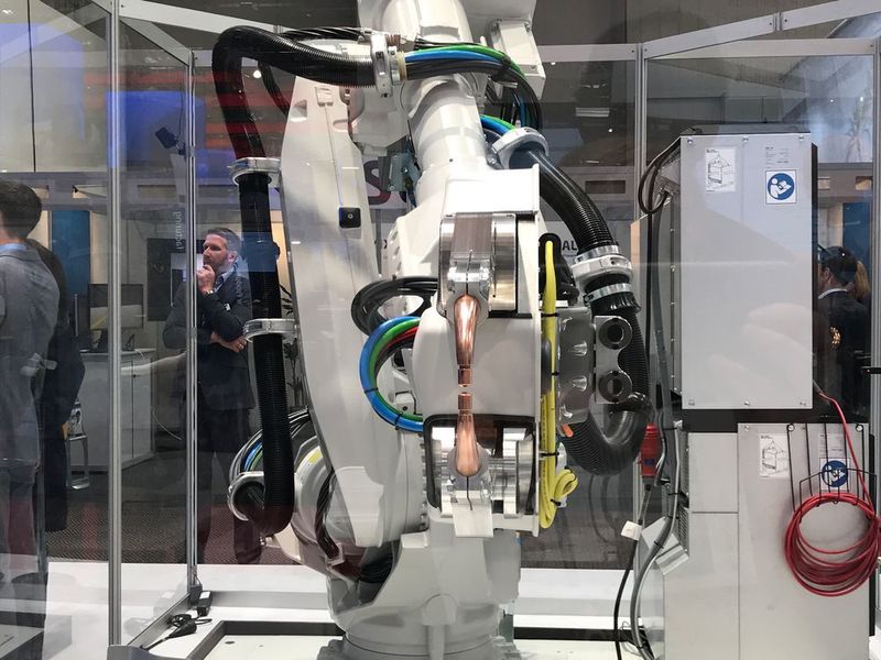ABB-Roboter auf dem Dassault-Stand: die erste gemeinsame Entwicklung aus der  globalen Partnerschaft der beiden Unternehmen. Die Kombination der ABB Ability-Suite mit der kollaborativen 3D-Experience-Plattform von Dassault Systèmes ermöglicht es, ein durchgängig digitales End-to-End-Portfolio anbieten zu können.  (U. Drescher/konstruktionspraxis)