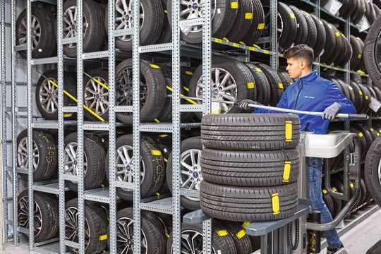 Das Autohaus Weller hat sich viele Möglichkeiten der Reifeneinlagerung angesehen und sich dann für das Regalsystem von Scholz entschieden, bei dem die Reifen stehend und hintereinander eingelagert werden.(Bild:  Scholz)