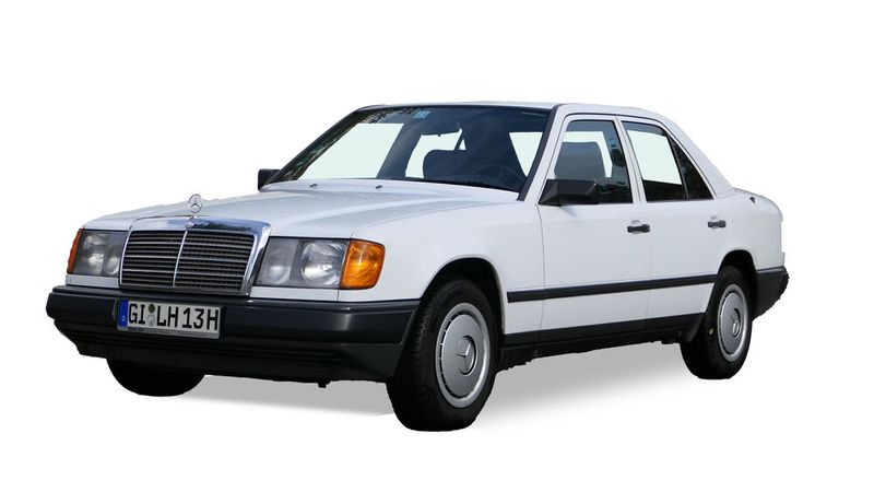 10. Preis: Mercedes Benz 260E 4Matic von 1987 steht für Eleganz und technische Innovation. Als Teil der renommierten W124-Baureihe bietet dieses Modell eine perfekte Balance aus Komfort und Leistung. Unter der Haube sorgt der robuste 2,6-Liter-Einspritzmotor für zuverlässige Kraftentfaltung, die über das innovative 4Matic-Allradsystem souverän auf die Straße gebracht wird. Der 2,6 l Reihensechszylinder leistet 160PS bei 5.800 U/min und läuft damit 207 km/h. Das Fahrzeug zeichnet sich durch sein Gewicht von rund 1.500 kg aus, was in Kombination mit der ausgefeilten Radaufhängung und dem fortschrittlichen Antriebssystem für ein stabiles Fahrverhalten sorgt. Der 260E bietet eine luxuriöse Innenausstattung mit elektrischen Stahlschiebedach, Holzapplikationen und einem seltenen 5 Gang Schaltgetriebe. Gespendet von Prof. Rudolf Gruber.    (Bild: Lebenshilfe Gießen)