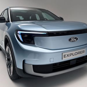 Die Kölner bieten den Explorer mit einem permanent-erregten Synchronmotor an der Heckachse mit 125 kW und kleiner Batterie (ca. 52 kW) sowie 210 kW Motorleistung und größerer Batterie an. Die dritte Variante verfügt neben der großen Batterie über einen Asynchronmotor an der Frontachse. Die Allrad-Version hat eine Systemleistung von 250 kW. (Bild:  Dirk Kunde)