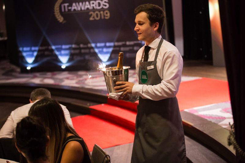 Danach durften alle im Saal mit Sekt, Crémant, feiern.  (artful rooms / Vogel IT-Medien GmbH)