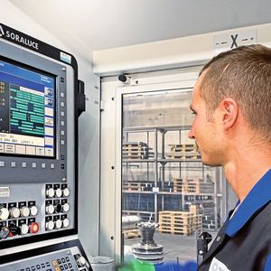 Sowohl zum Einrichten als auch zum Bedienen des CNC-Bohr- und Fräszentrums genügt lediglich eine Person, sodass trotz der extremen Anforderungen kaum Personalaufwand erforderlich ist.(Bild:  neumeister.de)