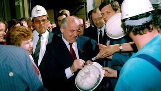 Gorbi in Dortmund: Vor 25 Jahren besuchte Staats- und Parteichef Michail Gorbatschow die Westfalenhütte. (Karl-Heinz Jürgen (Ost + Europa Photo))