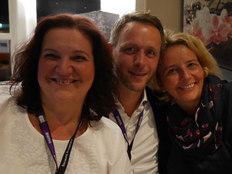 Das Dreamteam beisammen - Guido Forsthövel (BenQ) mit den IT-BUSINESS Ladies Lilli Kos (li) und Stephanie Steen (re)  (IT-BUSINESS)