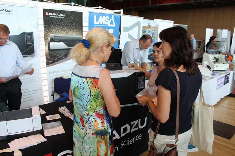 Impressionen der Lab-Supply Dresden vom 28. August 2019  Im Internationalen Congress Center des Maritim Hotels Dresden fanden sich zahlreiche Besucher ein, um mit den Ausstellern von Labortechnik und Verbrauchsmaterial ins Gespräch zu kommen. Impressionen vom Messetag sowie einige Besucherstimmen finden Sie in dieser Bildergalerie. Die nächste Lab-Supply ist am 25. September 2019 in Münster. Weitere Infos zu den kommenden Lab-Supply-Messen finden Sie auf www.lab-supply.info.   Lese-Empfehlung: Nachbericht zum erfolgreichen Auftakt der Lab-Supply in Wien. (Bild: LABORPRAXIS, C. Lüttmann)