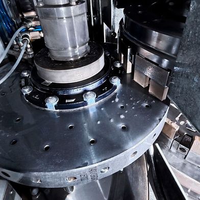Nagel Technologies präsentiert sich auf der Grindinghub 2026 unter anderem mit Know-how zum Schleifen von Bremsscheiben mit stehenden Schleifscheiben. (Bild: Nagel Technologies)