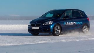 Erprobung in Nordschweden: Magna präsentierte auf dem Eis den „e2 eDrive“-Prototypen.  (Magna)