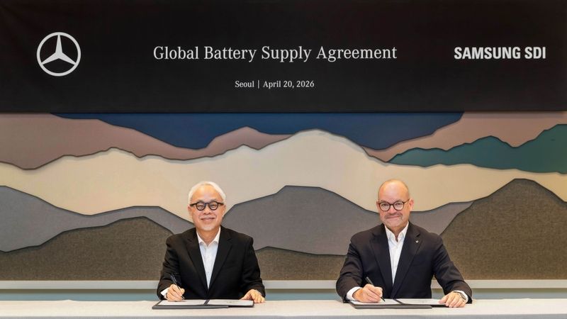Joo Sun Choi, Chef von Samsung SDI (l.) und Jörg Burzer, Technikvorstand von Mercedes-Benz, unterschreiben die Zusammenarbeit bei Akkus für Elektrofahrzeuge.(Bild:  Samsung SDI)