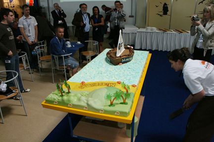 Passend zum Thema segelte Bluechip auch in Tortenform zu neuen Ufern.    (Archiv: Vogel Business Media)