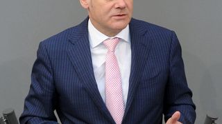 Bundesfinanzminister Olaf Scholz will eine steigende elektrische Kilometerleistung bei E-Autos vorschreiben. (Deutscher Bundestag / Achim Melde)