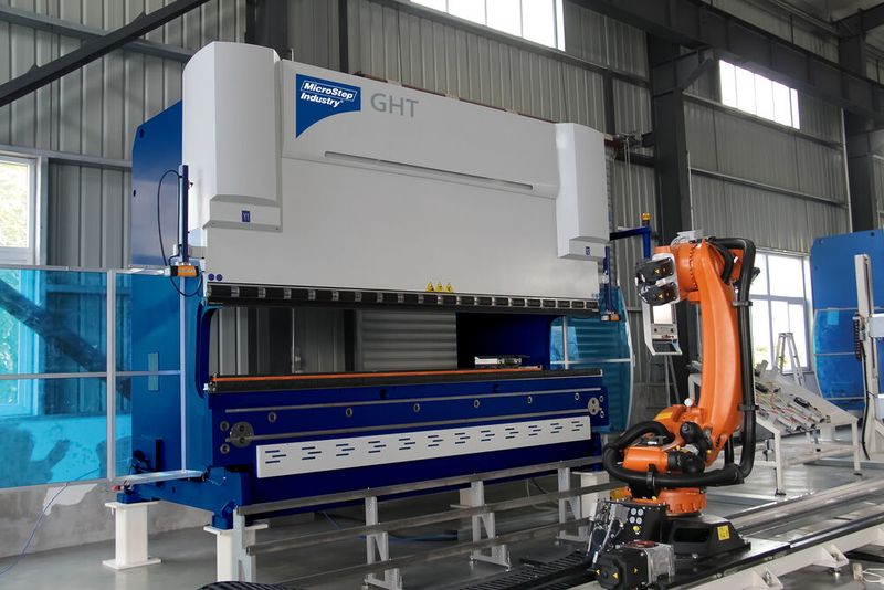 Das zeitraubende, manuelle Teilehandling und der Werkzeugwechsel gehören mit den vielen Automatisierungsoptionen bei den neuen Microstep-Industry-Abkantpressen der Vergangenheit an, verspricht der Hersteller. (Bild: Microstep Europa)