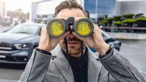 Wie finden Kunden im KI-Zeitalter zum Händler? Chatbots und KI-Suchmaschinen werden sich hier wohl als Tools etablieren. Betriebe sollten sich darauf einstellen. (Bild: Firefly / KI-generiert)