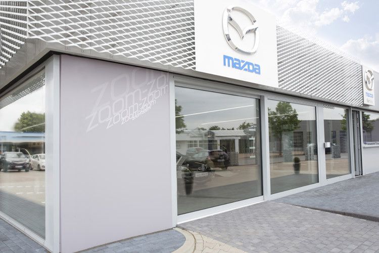 Die „Zoom-Zoom“-Markenwand soll den Schauraum in den Außenbereich erweitern. (Foto: Mazda)
