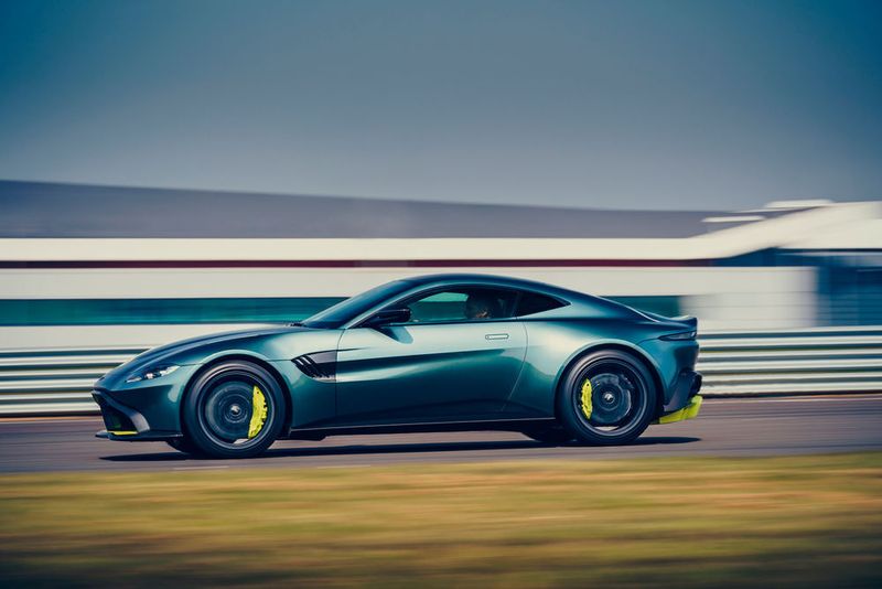 Statt einem Automatikgetriebe hat der Vantage AMR ein Handschaltgetriebe mit sieben Gängen.  (Aston Martin)