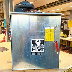 Le QR code est utilisé pour calibrer l'orientation de l'utilisateur par rapport à la machine.(Source :  Marina Hofstetter)