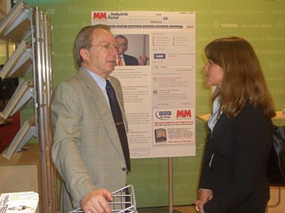 Kurt Peteler von Wonderware im Gespräch mit Simone Gräf, Anzeigenleiterin Elektrotechnik. (Archiv: Vogel Business Media)