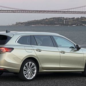 Die vierte Generation des Skoda-Flaggschiffs ist nun 4,90 Meter lang.(Bild:  Skoda)