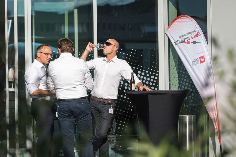 Steckverbinderkongress 2022: Das Get together am 4. Juli 2022 und die Abendveranstaltung am 5. Juli 2022 auf dem Vogel-Campus boten viele Gelegenheiten sich in entspannter Atmosphäre auszutauschen und zu netzwerken. Schon so manches Projekt nahm hier seinen Anfang. (Bild: Elektronikpraxis)