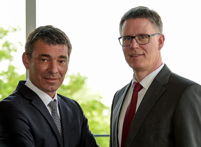 Jörg Klasen, Vorsitzender Vorstandes FDBR, begrüßt Martin Eckert als geschäftsführendes Mitglied des Vorstandes FDBR.  (FDBR, Helge Schulz)