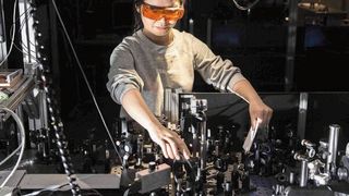 Die Forscherin Ying Zhang untersucht an einem spektroskopischen Aufbau zeitaufgelöst lichtgetriebene Prozesse in Molekülen. (Sven Döring/ Leibniz-IPHT)