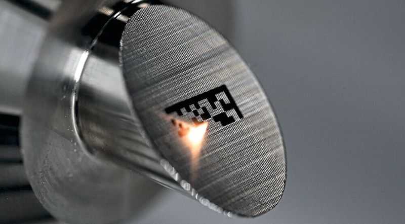 Kennzeichnung von Produkten zur Rückverfolgbarkeit mit «PowerLine F/ExactMark». (Bild: Bystronic Laser AG)