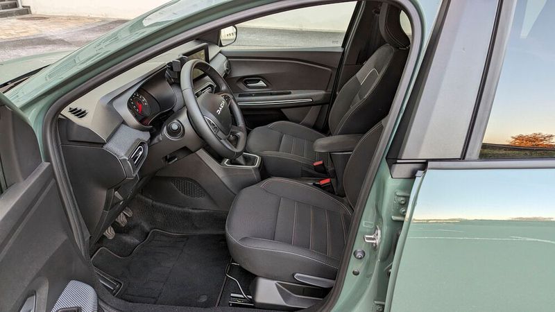 Die Sitze im Dacia sind etwas besser ausgeformt als im Toyota. (Bild: Rosenow – VCG)