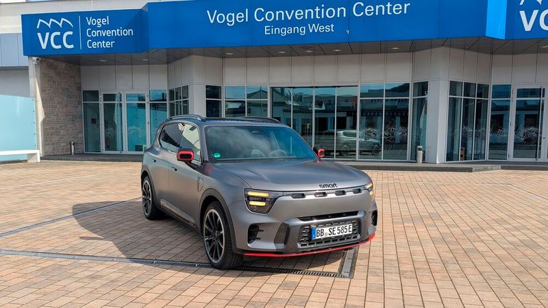 1. Außenoptik und Größe: Der Smart #5 steht futuristisch da. Dazu tragen das kantige Design, der graue Mattlack und die horizontale, gestrichelte Lichtsignatur bei. (Bild: Simon – VCG)