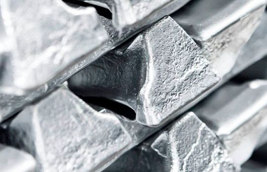 Hier blickt man auf einen Stapel von Metallbarren aus einer Zinkdruckguss-Legierung. Daraus entstehen hochwertige Bauteile. Doch wusste man bisher zu wenig zum Verhalten derselben unter dynamischer Beanspruchung. Das Wissen haben Forscher nun aber vermehrt ...(Bild:  Metalllurger)