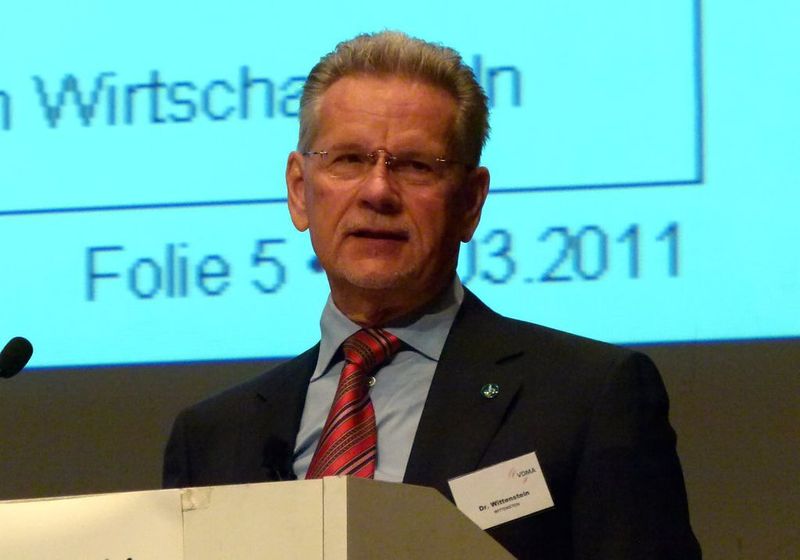 Dr. Manfred Wittenstein spricht in seiner Keynote über die Bedeutung des Maschinenbaus in Deutschland.  (Bild: S. Michel)