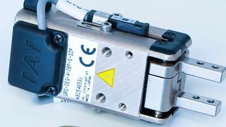 Der elektrische Zweipunkt-Hubmagnet-Greifer ist in den beiden Ausführungen mit maximalen  Greifkräften von 10 N und in der größeren Variante von 20 N erhältlich.  (IAI/Stefan Ziemba)