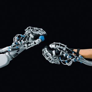 Auch das ist Festo: Das pneumatische Exoskelett lässt sich wie ein Handschuh anziehen, stützt die menschliche Hand von aus­sen und verbessert so ihre Stärke und Ausdauer.