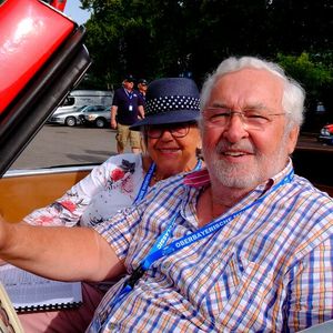 Freuen sich auf den Start: Johanna und Willy Hofäcker in ihrem Rometsch Modell Beeskow Baujahr 1952.(Bild:  Zietz – VCG)