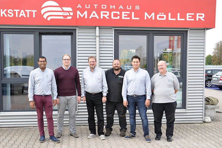 Ein Teil des Teams des Autohauses Marcel Möller. (Schreiner / »kfz-betrieb«)