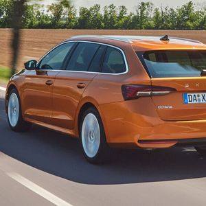 Neue Front- und Heckschürzen verlängern sowohl Kombi als auch Limousine um neun Millimeter.(Bild:  Skoda)