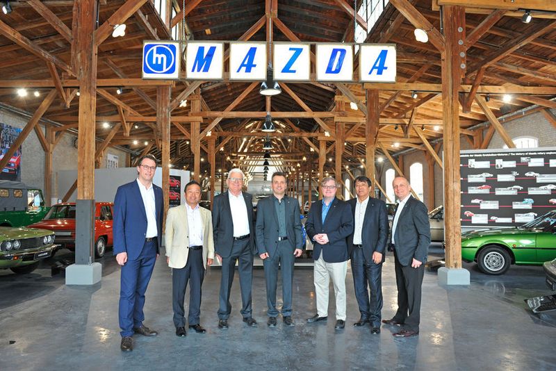 Zur feierlichen Eröffnungsgala des Museums waren auch zahlreiche Mazda-Verteter nach Augsburg gereist (v.li.): Bernhard Kaplan, Geschäftsführer Mazda Motors Deutschland, Ryuichi Umeshita, General Manager Customer Service Division, Mazda Motor Corporation, Walter Frey, Joachim Frey,  Jeff Guyton, President & CEO Mazda Motor Europe, Akira Marumoto, Executive Vice President Mazda Corporation, und Markus Frey. (Mazda)