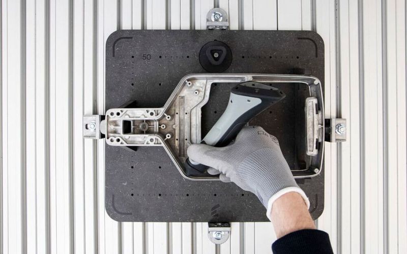 Ein Werker führt einem Roboter mit dem Tracepen direkt am zu bearbeitenden Werkstück den späteren Bewegungsablauf des Roboters vor. (Bild: Wandelbots)