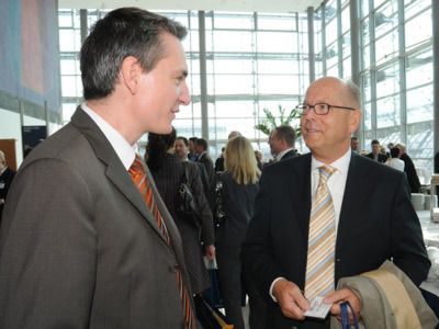 Die Spannung steigt: Kurt Schnauck, Geschäftsführer des Berliner Autohauses Riller & Schnauck (BMW, Mini), einer der in die Top Ten nominierten Betriebe. Noch hält der Laudator dicht - keiner kennt das Endergebnis...  (Archiv: Vogel Business Media)