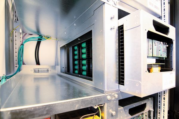 Bild 4: Batteriemodul im Aufnahmefach des Racks; eine millimetergenau gefertigte Modulaufnahme wäre technisch möglich, die Toleranzen in der Praxis aber noch immer zu groß für eine zuverlässige Verbindung. (Bild: Phoenix Contact)