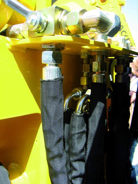 Bild 1: Schlauchleitungsschutz aus imprägniertem Nylongewebe, der kurzfristig druckdicht einer hohen Druckbelastung standhält, elektrisch leitfähig, feuer- und reibungsfest ist. (Archiv: Vogel Business Media)