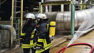 Die Feuerwehr hat den Brand bei Organo Fluid mittlerweile unter Kontrolle. (Symbolbild: Fotolia © alexxbaumbach)